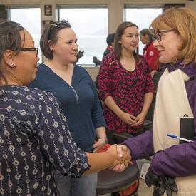 Mme Anne Dawson, chef de cabinet de la ministre Duncan, s'est aussi entretenue avec des conseillères du hameau durant la rencontre.