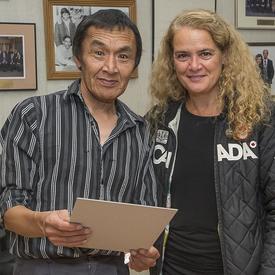 À son arrivée, Son Excellence a été accueillie par le maire de Pangnirtung Son Honneur Stevie Komoartok à la Salle du Conseil.