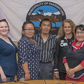La gouverneure générale accompagnée de Mme Mona Nemer, conseillère scientifique en chef du Canada (directement à sa gauche), et l’honorable Kirsty Duncan, ministre des Sciences et des Sports (première rangée à gauche), ont discuté des réalités quotidienne