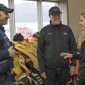 Avant de quitter Qikiqtarjuaq pour le NGCC Amundsen à bord d'un hélicoptère de la garde côtière, Son Excellence a rencontré un officier de la garde côtière et M. Louis Fortier, directeur général d'Amundsen Science et directeur scientifique d'ArcticNet.