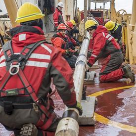 Ce piston recueille les sédiments du sol qui sont ensuite analysés.