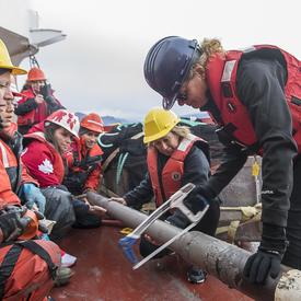 Plus tard, la gouverneur générale, Mme Nemer et la ministre Duncan ont participé à des expériences scientifiques sur le pont.