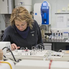 Mme Mona Nemer, conseillère scientifique en chef du Canada, a visité les laboratoires scientifiques à bord du NGCC Amundsen.