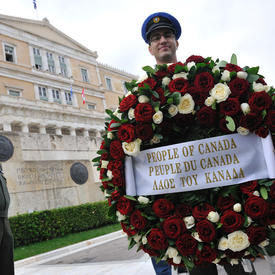 VISITE D'ÉTAT EN RÉPUBLIQUE HELLÉNIQUE - Cérémonie de dépôt de gerbe de fleurs à Athènes