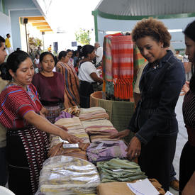 VISITE D'ÉTAT EN RÉPUBLIQUE DU GUATEMALA - Associations de femmes tisserandes de San Juan La Laguna