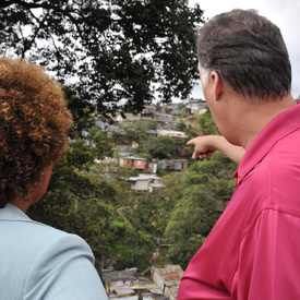 VISITE D'ÉTAT EN RÉPUBLIQUE DU COSTA RICA - Visite du projet de logement de la Fundación Costa Rica-Canadá