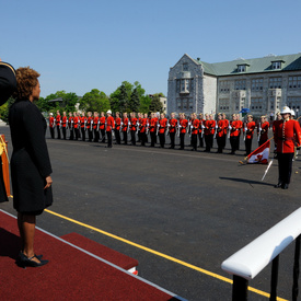 Visite du Collège militaire royal du Canada - Revue de la garde d'honneur