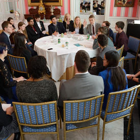 Discussion en table ronde sur la participation des jeunes