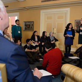 Discussion en table ronde sur la participation des jeunes