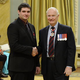 Remise de décorations pour actes de bravoure