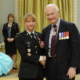 Remise de décorations pour actes de bravoure