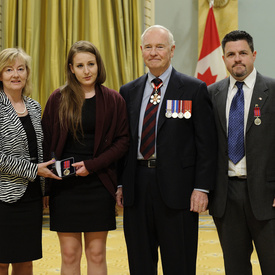 Remise de décorations pour actes de bravoure
