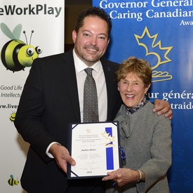 Son Excellence Sharon Johnston présente le Prix pour l'entraide