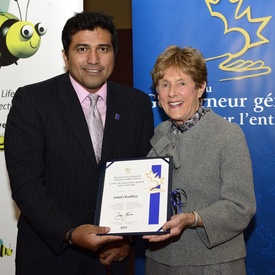 Son Excellence Sharon Johnston présente le Prix pour l'entraide