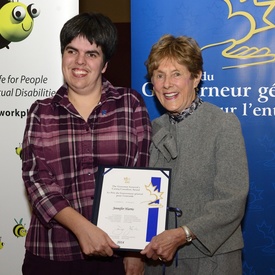 Son Excellence Sharon Johnston présente le Prix pour l'entraide