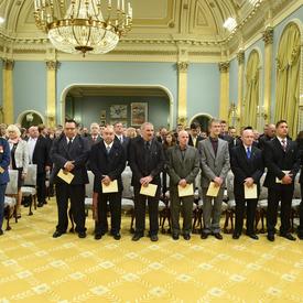 Remise de décorations pour actes de bravoure