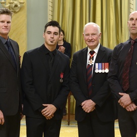 Remise de décorations pour actes de bravoure