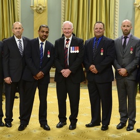 Remise de décorations pour actes de bravoure