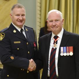 Remise de décorations pour actes de bravoure