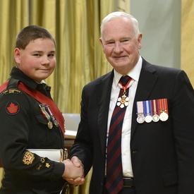Remise de décorations pour actes de bravoure