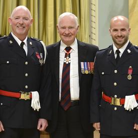 Remise de décorations pour actes de bravoure
