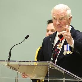 Remise de décorations pour actes de bravoure