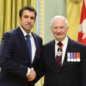 Remise de décorations pour actes de bravoure