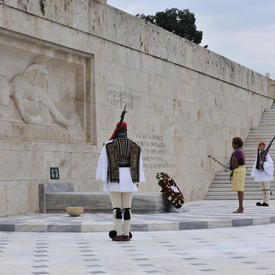 VISITE D'ÉTAT EN RÉPUBLIQUE HELLÉNIQUE - Cérémonie de dépôt de gerbe de fleurs à Athènes