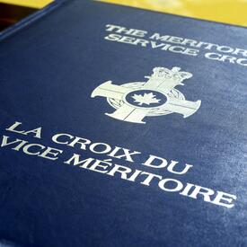 Remise de décorations pour service méritoire (division civile)