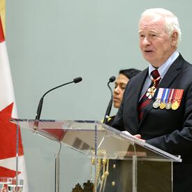 Remise de décorations pour service méritoire (division civile)