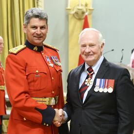 Remise de décorations pour service méritoire (division civile)