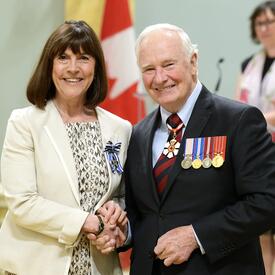 Remise de décorations pour service méritoire (division civile)