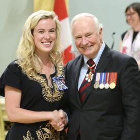 Remise de décorations pour service méritoire (division civile)