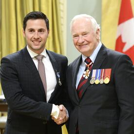 Remise de décorations pour service méritoire (division civile)