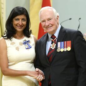 Remise de décorations pour service méritoire (division civile)