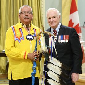 Remise de décorations pour service méritoire (division civile)