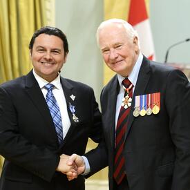 Remise de décorations pour service méritoire (division civile)