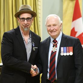 Remise de décorations pour service méritoire (division civile)