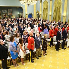 Remise de décorations pour service méritoire (division civile)