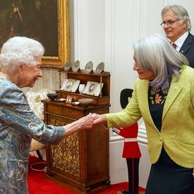 Her Excellency the Right Honourable Mary Simon, Governor General of Canada shaking hands with Her Majesty Queen Elizabeth II. 