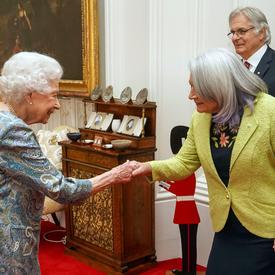 Son Excellence la très honorable Mary Simon, gouverneure générale du Canada, serrant la main de Sa Majesté la reine Elizabeth II. 