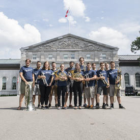 Photo de groupe des musiciens qui se sont produits au Chamberfest 2018, debout devant Rideau Hall.