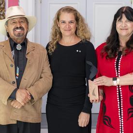 Chief Dr. Ronald Ignace (Stsmel’cqen) and Dr. Marianne Ignace (Gulḵiihlgad) pose for a picture with the Governor General.