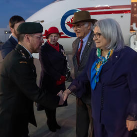 La gouverneure générale Mary Simon serre la main d’un membre militaire.