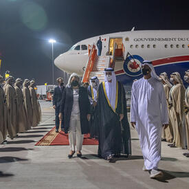 La gouverneure générale Mary Simon est accueillie sur le tarmac de Dubaï.