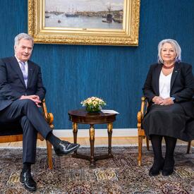 La gouverneure générale Mary Simon et le président Sauli Niinistö sont assis l'un à côté de l'autre.