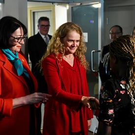 La Gouverneure générale rencontre des femmes et des enfants du YWCA Alder Gardens.