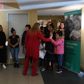 La Gouverneure générale rencontre des femmes et des enfants du YWCA Alder Gardens.