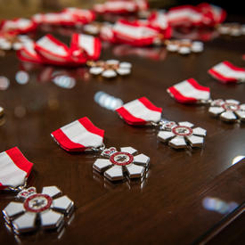 Rangées de médailles de l'Ordre du Canada.