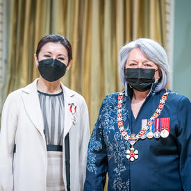 Chan Hon Goh est debout à côté de la gouverneure générale.
